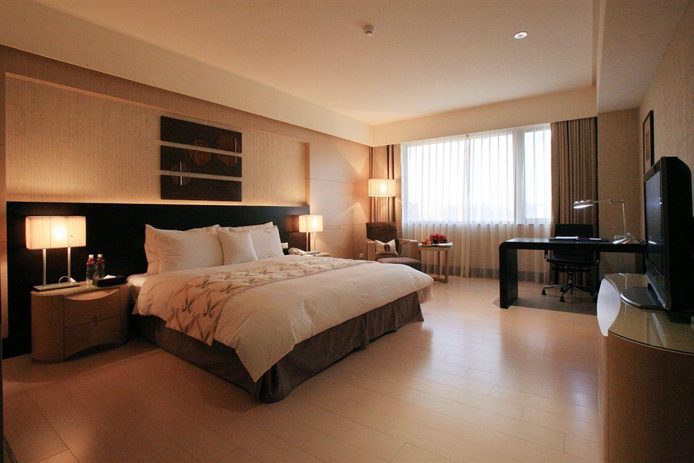 Monarch Skyline Hotel Luzhu Екстер'єр фото